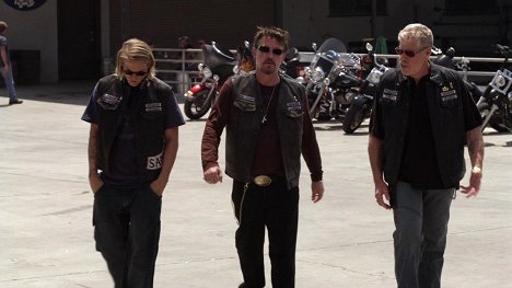 Charlie Hunnam, Tommy Flanagan, Ron Perlman - Sons of Anarchy - Fun Town - Photos
