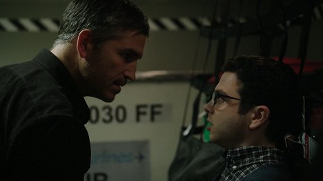 James Caviezel, Samm Levine - Lovec zločincov - 4C - Z filmu