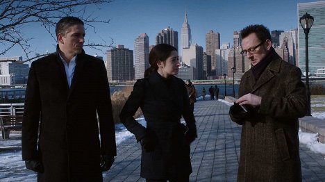 James Caviezel, Sarah Shahi, Michael Emerson - Lovci zločinců - Volání o pomoc - Z filmu