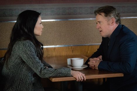 Lucy Liu, Aidan Quinn - Elementary - Up to Heaven and Down to Hell - Van film