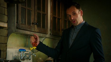 Jonny Lee Miller - Elementary - Alma Matters - Photos