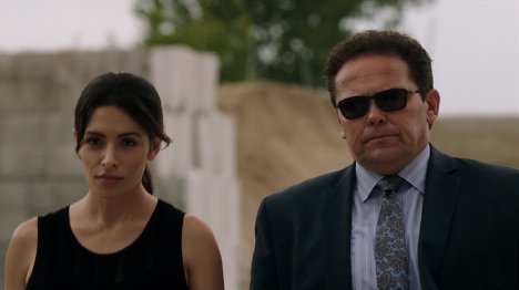 Sarah Shahi, Kevin Chapman - Person of Interest - Detective Forge - Filmfotos