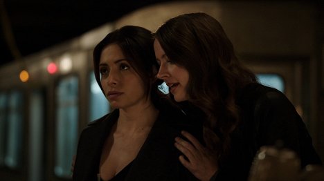 Sarah Shahi, Amy Acker - Person of Interest - The Cold War - Photos