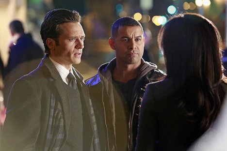 Seamus Dever, Jon Huertas - Castle - Death Gone Crazy - Photos