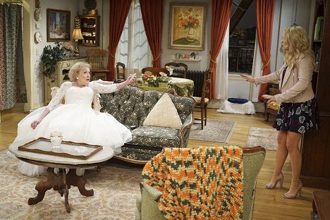 Betty White, Emily Osment - Young & Hungry - Young & Valentine's Day - Film