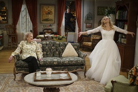 Betty White, Jonathan Sadowski, Emily Osment - Young & Hungry - Young & Valentine's Day - Filmfotos