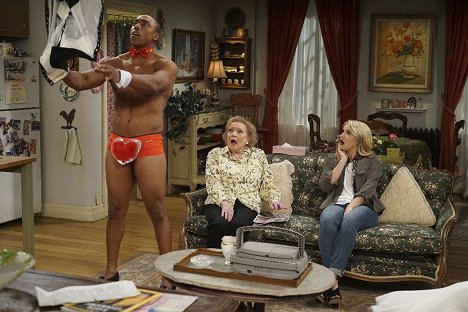 Brandon Rush, Betty White, Emily Osment - Young & Hungry - Young & Valentine's Day - Van film