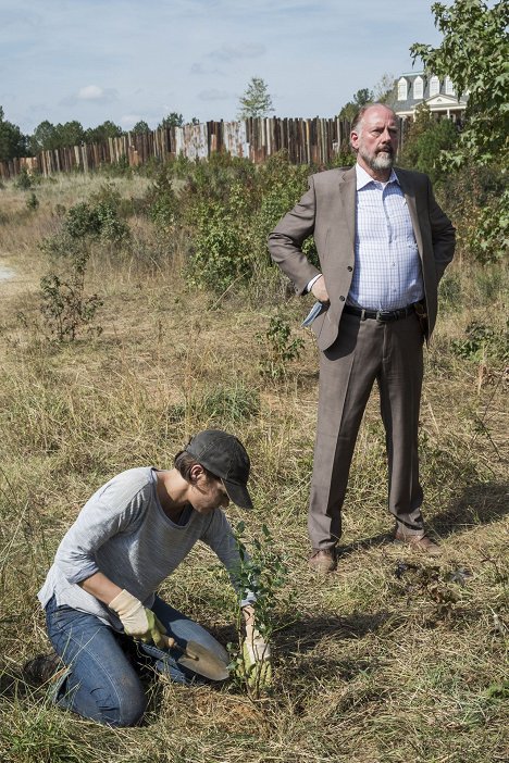 Lauren Cohan, Xander Berkeley - The Walking Dead - Something They Need - Photos