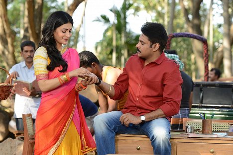 Shruti Haasan, Pawan Kalyan - Katamarayudu - Kuvat elokuvasta