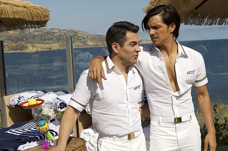 Omar Chaparro, Vadhir Derbez - How to Be a Latin Lover - Photos