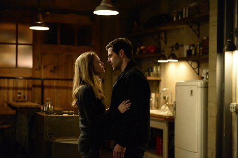 Claire Coffee, David Giuntoli - Grimm - Blood Magic - Van film