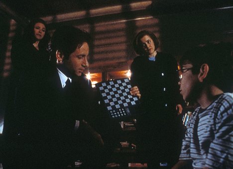 Mimi Rogers, David Duchovny, Gillian Anderson, Jeff Gulka - The X-Files - The End - Photos