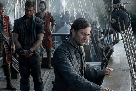 Tom Hopper, Luke Roberts - Black Sails - XXXVII. - De la película