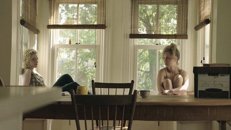 Julia Garner, Juno Temple - One Percent More Humid - Van film