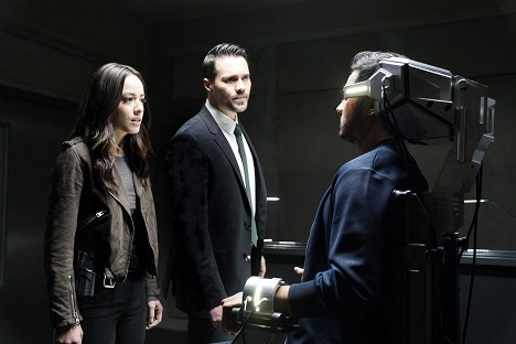 Chloe Bennet, Brett Dalton - Agents of S.H.I.E.L.D. - What If... - Photos