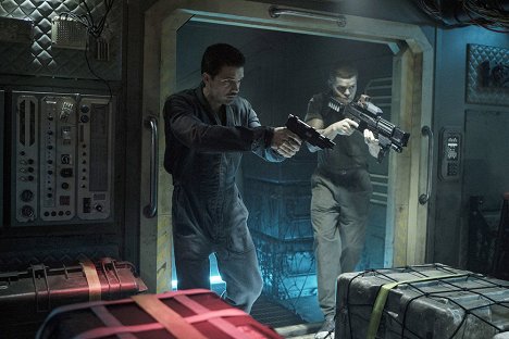 Steven Strait, Wes Chatham - The Expanse - The Weeping Somnambulist - Photos
