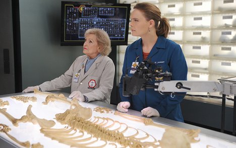 Betty White, Emily Deschanel - Kosti - The Carpals in the Coy-Wolves - Z filmu