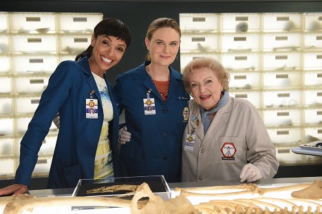 Tamara Taylor, Emily Deschanel, Betty White - Bones - The Carpals in the Coy-Wolves - Making of