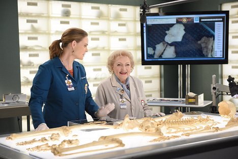 Emily Deschanel, Betty White - Bones - Fantasiaa futiksessa - Kuvat elokuvasta