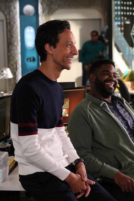 Danny Pudi, Ron Funches - Powerless - I'ma Friend You - Filmfotos