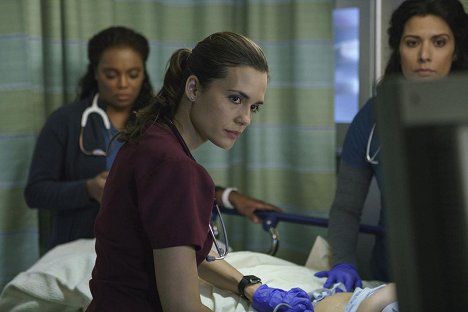 Marlyne Barrett, Torrey DeVitto, Courtney Rioux - Chicago Med - Gefangen - Filmfotos