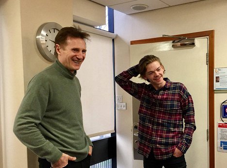 Liam Neeson, Thomas Brodie-Sangster - Red Nose Day Actually - Making of