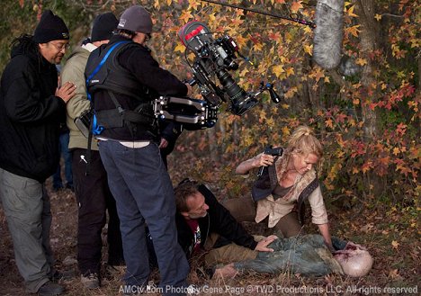 Laurie Holden - The Walking Dead - A pislákoló tűz mellett - Forgatási fotók