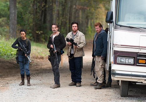 Sonequa Martin-Green, Andrew Lincoln, Josh McDermitt, Michael Cudlitz - The Walking Dead - Last Day on Earth - Van film