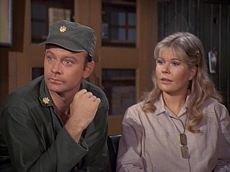 Larry Linville, Loretta Swit - M.A.S.H. - Bananas, Crackers and Nuts - Filmfotók