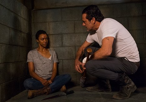 Sonequa Martin-Green, Jeffrey Dean Morgan - The Walking Dead - Algo que eles precisam - Do filme