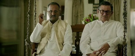 Uday Tikekar - Raees - Van film