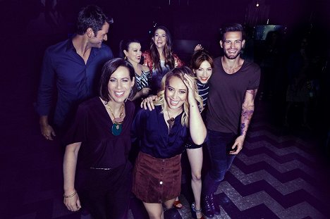 Peter Hermann, Miriam Shor, Debi Mazar, Sutton Foster, Hilary Duff, Molly Bernard, Nico Tortorella - Younger - Werbefoto