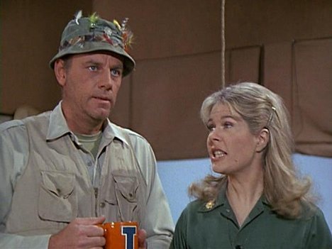 McLean Stevenson, Loretta Swit - M*A*S*H - Sticky Wicket - Film