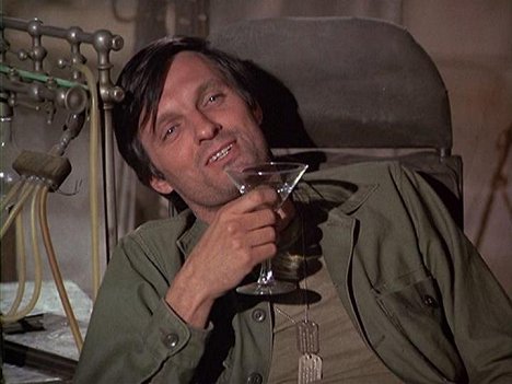 Alan Alda - M*A*S*H - Major Fred C. Dobbs - Photos