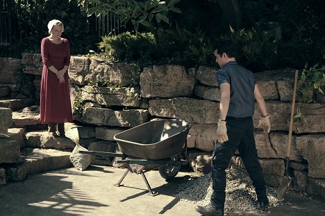 Elisabeth Moss, Max Minghella - A szolgálólány meséje - Fredé - Filmfotók