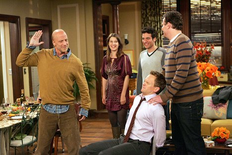 Chris Elliott, Cobie Smulders, Josh Radnor, Neil Patrick Harris, Jason Segel - How I Met Your Mother - Slapsgiving 2: Revenge of the Slap - Photos