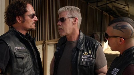Kim Coates, Ron Perlman, Theo Rossi - Sons of Anarchy - The Revelator - Photos
