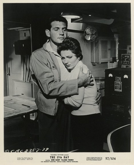 Gene Barry, Valerie French - 27. den - Fotosky