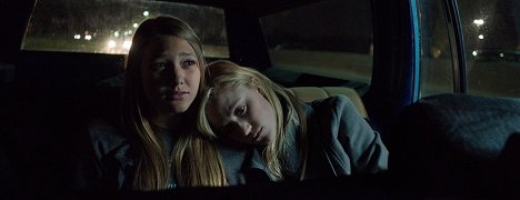 Lili Sepe, Maika Monroe - It Follows - Film