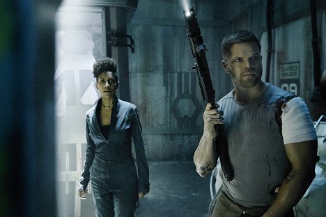 Dominique Tipper, Wes Chatham - The Expanse - Here There Be Dragons - Photos