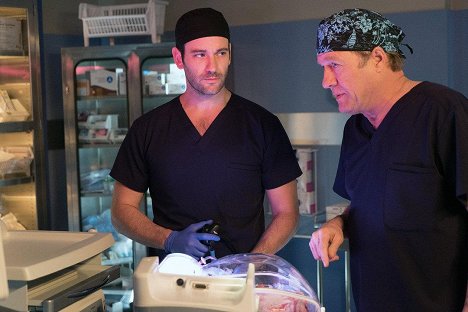 Colin Donnell, Gregg Henry - Chicago Med - Lebensgefährlich - Filmfotos