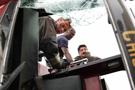 Jesse Spencer, Yuriy Sardarov - Chicago Fire - Kollision - Filmfotos