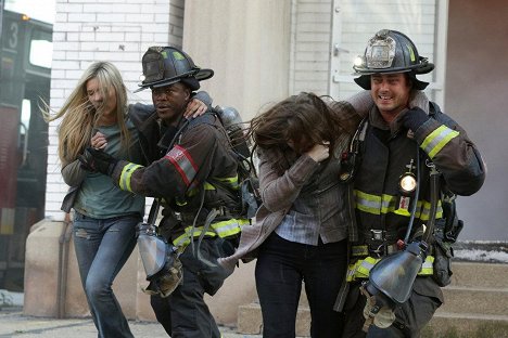 Edwin Hodge, Taylor Kinney - Chicago Fire - Apologies Are Dangerous - Photos