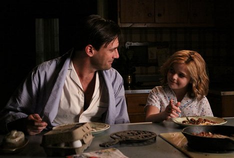 Jon Hamm, Kiernan Shipka - Šílenci z Manhattanu - Mlha - Z filmu