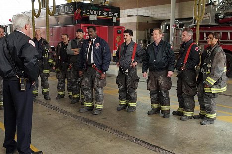 Randy Flagler, Joe Minoso, Eamonn Walker, Yuriy Sardarov, Christian Stolte, Jason Beghe, Monica Raymund - Chicago Fire - Spartacus - Van film