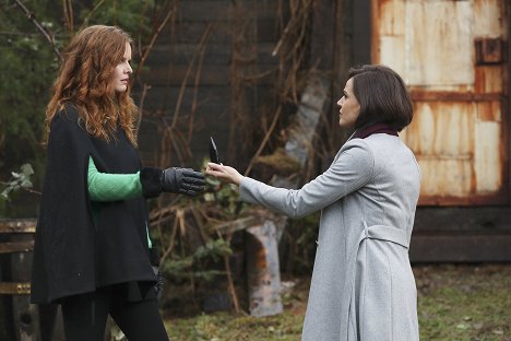 Rebecca Mader, Lana Parrilla - Once Upon a Time - Where Bluebirds Fly - Van film