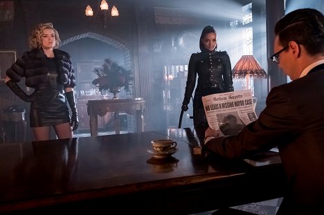 Erin Richards, Jessica Lucas - Gotham - Heroes Rise: How the Riddler Got His Name - Photos