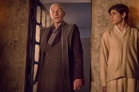 Raymond J. Barry, David Mazouz - Gotham - Heroes Rise: These Delicate and Dark Obsessions - Photos