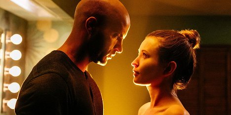 Ricky Whittle, Emily Browning - American Gods - Filmfotos