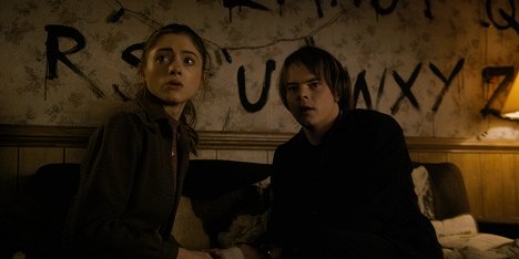 Natalia Dyer, Charlie Heaton - Stranger Things - Chapter Eight: The Upside Down - Photos